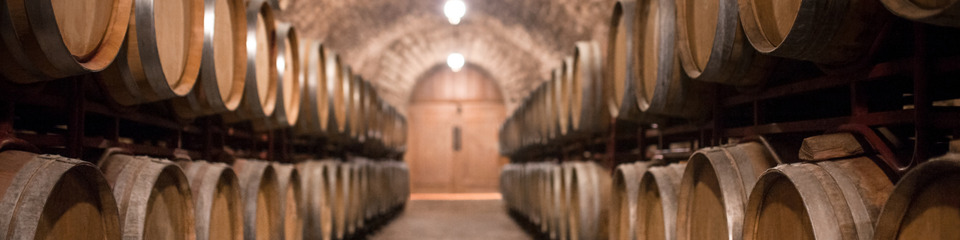 Vino_websim1 Botti di legno in una cantina antica, dove il vino riposa