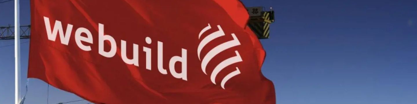 bandiera rossa con logo Webuild bianco