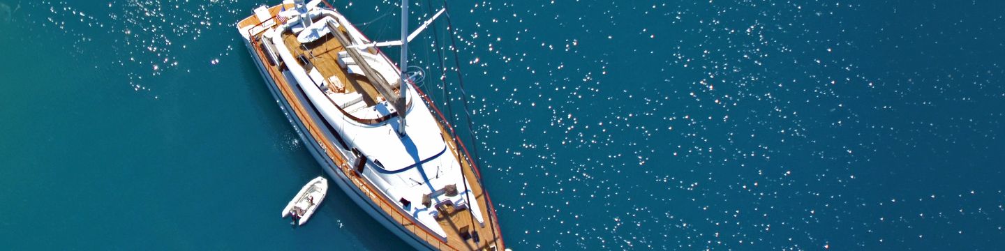 Raffinatezza e avventura: Un'esperienza marina di lusso per scoprire nuovi orizzonti sul mare.