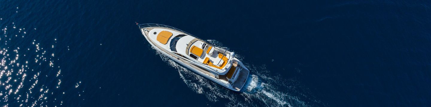 Sole e stile: Yacht di lusso con linee eleganti solcano mari azzurri sotto un cielo limpido