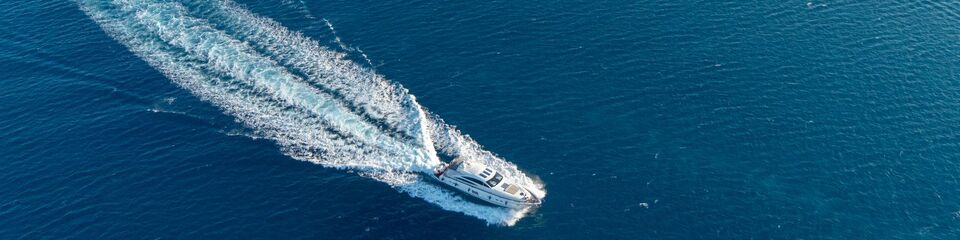 yachting_websim4 Navigazione esclusiva: Navigazione sull'oceano su un elegante yacht, tra comfort e panorami mozzafiato.