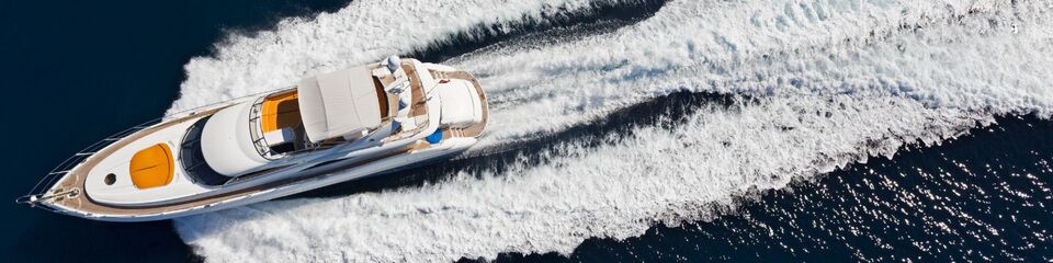 Eleganza in movimento: Uno yacht di lusso scivola sulle acque cristalline, riflettendo il sole estivo.